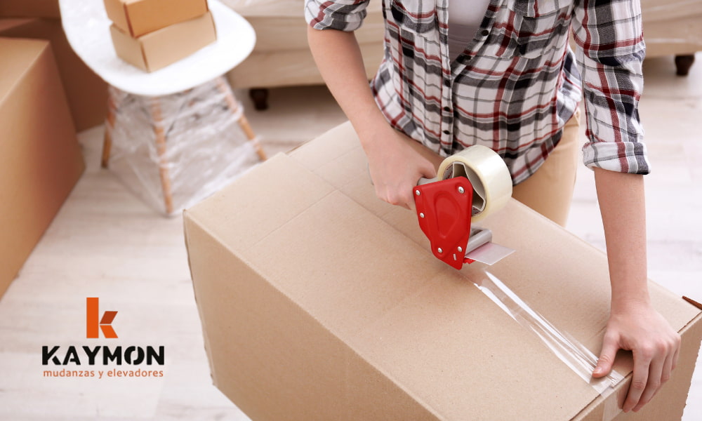 reforzando cajas para empaquetar copas para mudanza